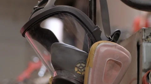 Respirator mask in the workshop Stockbeeldmateriaal 90012748