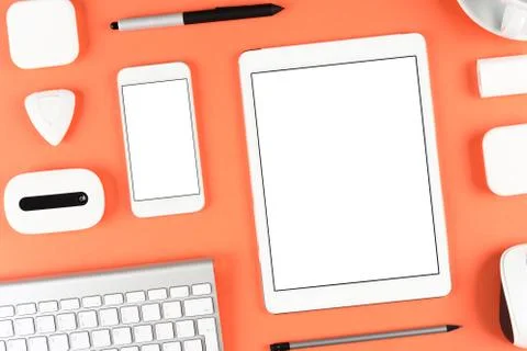 Responsive design: Keyboard, tablet and smartphone on red table Foto stock