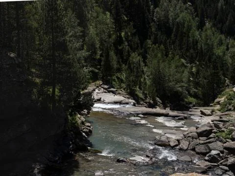 Rest of the river in the forest, between the mountains Foto stock