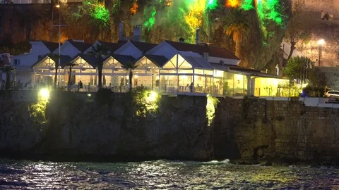 Restaurant and Cafe on edge of steep cliff and rock walls. Vidéo 83800815