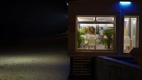Restaurant on the beach at night Video stock 160628173