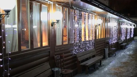 Restaurant building facade with blinking garlands at winter evening Vídeos de archivo 67645700