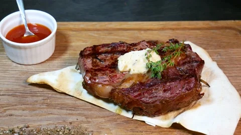 Restaurant chef slicing medium rare beef steak. 库存影片 131718662
