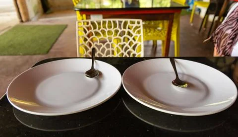 Restaurant concept with empty serving plates Stockfoto's