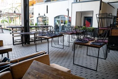 The restaurant is currently empty, and within it can be seen an array of ta.. Foto stock