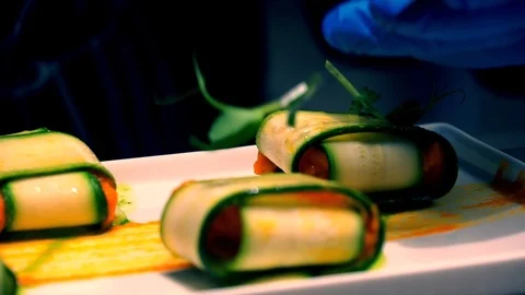Restaurant dish of zucchini parcels being garnished with pea tendrils, Vídeo Stock 116583326