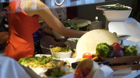 Restaurant guests select food from a buffet 库存影片 91339799