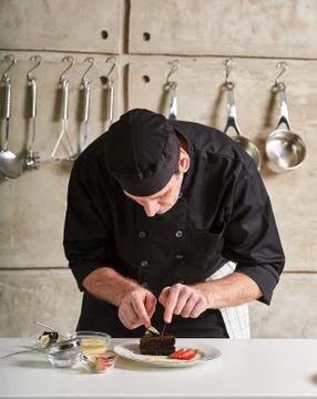 Restaurant hotel private chef preparing desert chocolate cake Foto stock