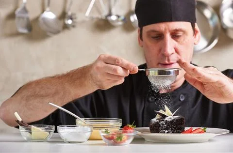 Restaurant hotel private chef preparing desert chocolate cake Foto stock