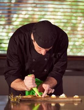 Restaurant hotel private chef preparing making canapes starters snacks Foto stock