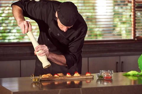 Restaurant hotel private chef preparing making canapes starters snacks Stock-Fotos