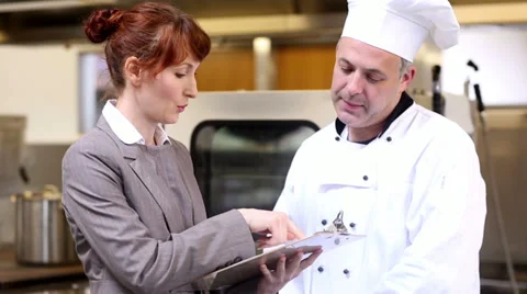 Restaurant manager speaking with head chef Видео 33375831