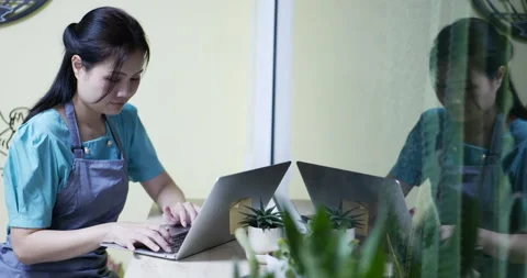 Restaurant manager surfing the web Stock Footage 172308085