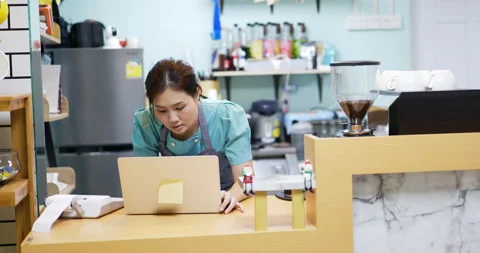 Restaurant manager surfing the web Stock Footage 172523648