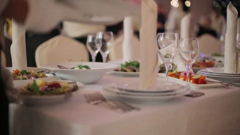Restaurant serving Vídeo Stock 100711524