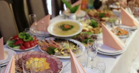 Restaurant. Table. Food. Stockbeeldmateriaal 51447802