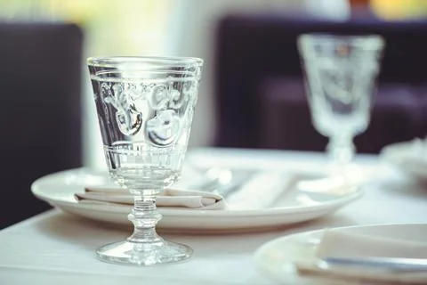 Restaurant table setout with white plates and silverware. Foto stock