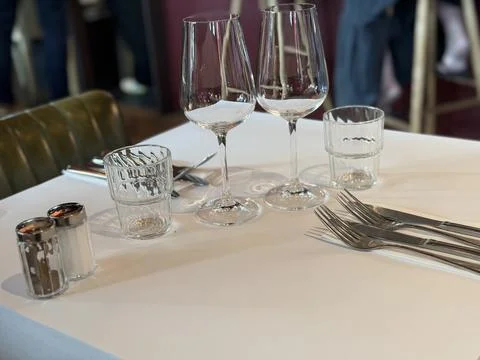 Restaurant table setting and interior Stock-Fotos