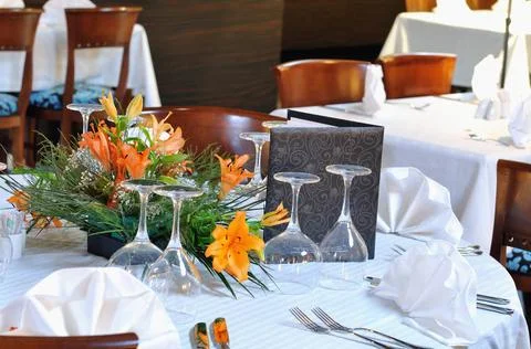 Restaurant table table with empty glasses in luxury restaurant ,model rele... Foto stock