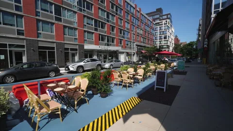 Restaurants continue to offer outdoor dining COVID-19 at East Village New York Stockbeeldmateriaal 143782134