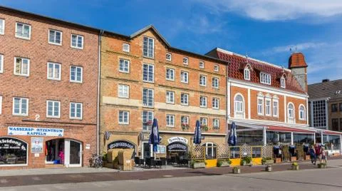 Restaurants at the riverfront of Kappeln Foto stock