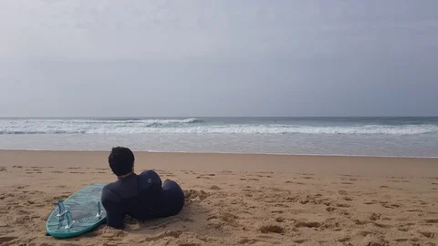 Resting surfer on the ocean. 動画素材 103205186