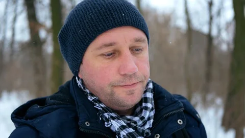 Restless caucasian man nervously fast walks through the winter snowy forest Video stock 112089401
