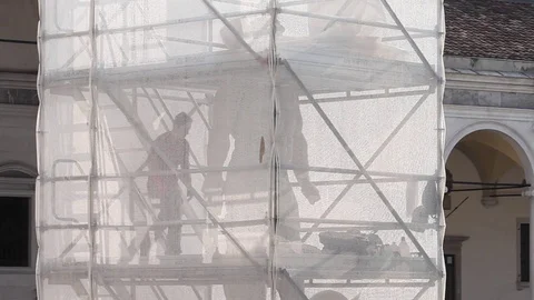 Restorers are working on a sculpture Vidéo 74848887