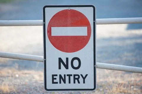 Restricted entry sign at gate of private property Stock-Fotos