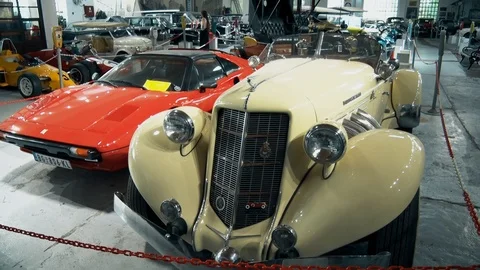 Restructured an old retro car in a museum Vídeo Stock 112759264
