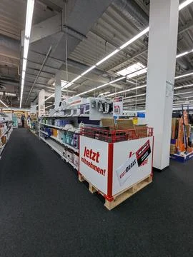 Retail electronics aisle inside warehouse store with rows of devices and sh.. Foto stock