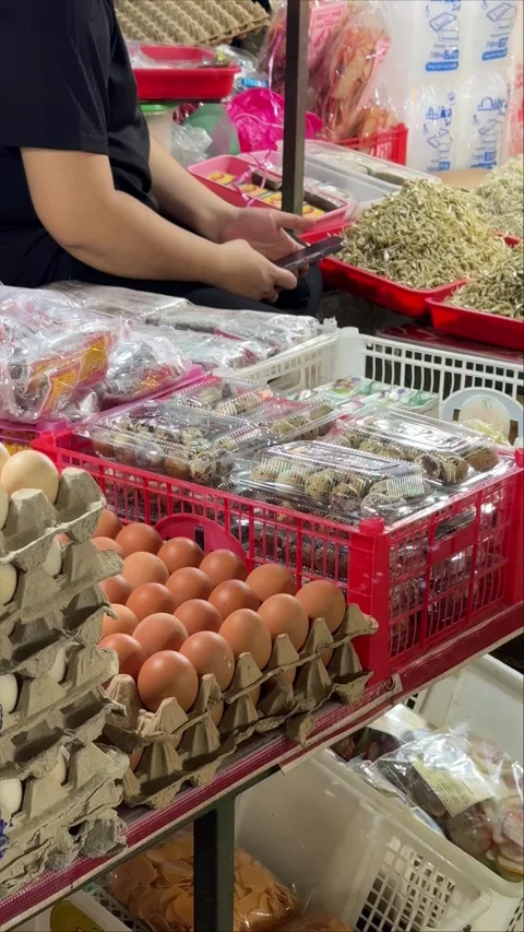 Retail Exchange at a Bustling Bazaar Displaying Eggs and Diverse Culinary I.. Vidéo 337284476