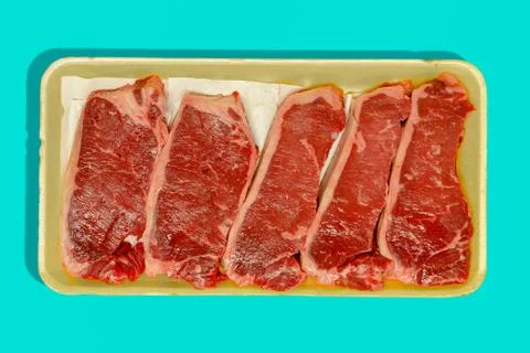 Retail packaging with five raw flat iron steaks Foto stock