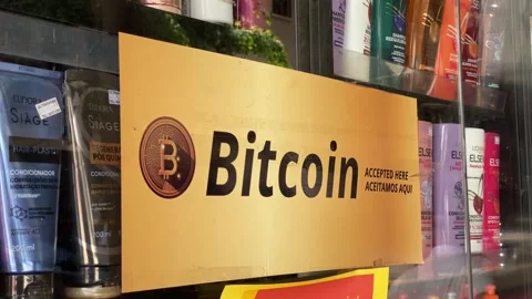Retail store accept Bitcoin as payment signage, Sao Paulo, Brazil 4K Stockbeeldmateriaal 330738120
