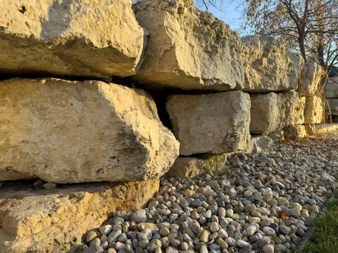 Retaining wall made of large yellow stones Foto stock