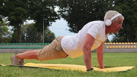 Retired gray haired man maintains his health and fitness by engaging in regular 库存影片 291322447