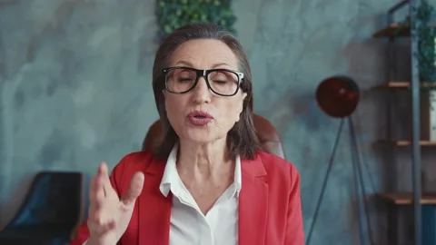 Retired lady virtual client partner consult interview tell in workspace Vidéo 167311464