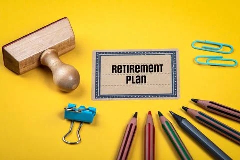 Retirement Plan. Yellow document folder and office supplies Foto stock