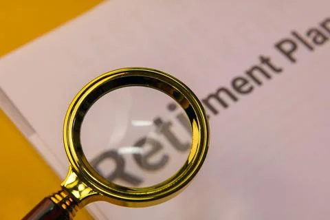 Retirement planning document seen through a magnifying glass Stockfoto's