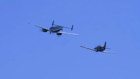 Retro Airliner Lockheed Model 12A Formation Flyaway Blue Sky Tracking 库存影片 331903023