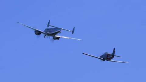 Retro Aviation Lockheed Model 12A Formation Flight Clear Sky Tracking 库存影片 331902308