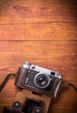Retro camera on wood table background, vintage color tone 스톡 사진