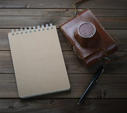 Retro camera on wooden table Foto stock