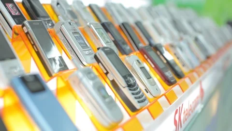 Retro cellphone CU pull focus Stock Footage 100593943