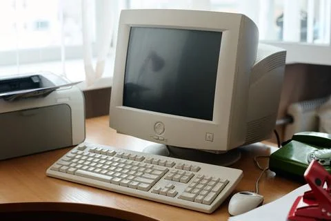 Retro Computer Setup Featuring CRT Monitor On Desk Foto stock