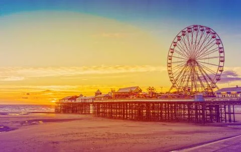 Retro Effect Photo Filter: Blackpool Central Pier and Ferris Wheel, Lancashire Foto stock