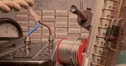 Retro electronics workshop with parts and voltmeter. Parallax effect. Vídeo Stock 167754946