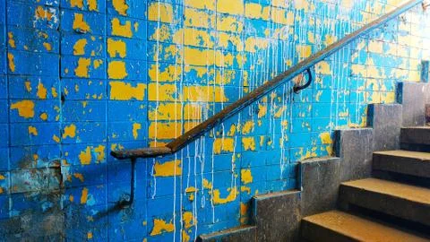 Retro exit from the underpass of a staircase with a railing against the Foto stock