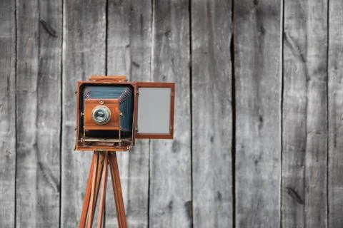 Retro large format camera on tripod. Concept - photography of the 1930s-1950s Foto stock