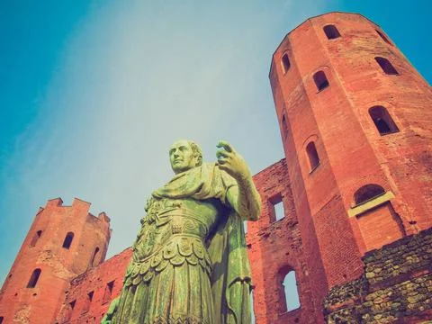 Retro look Julius Caesar statue Vintage looking Julius Caesar monument at ... Stock Photos